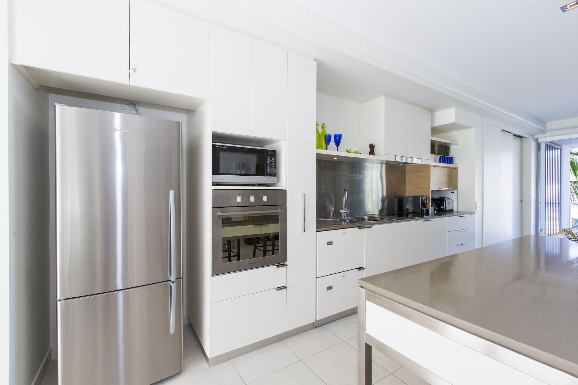 Hotel Peppers Blue On Blue Nelly Bay Exterior foto A modern kitchen
