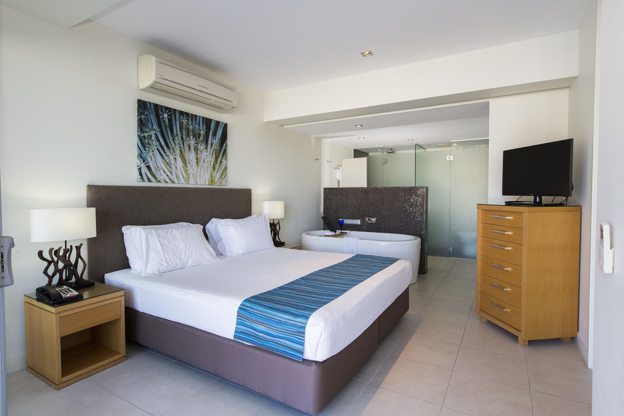 Hotel Peppers Blue On Blue Nelly Bay Exterior foto A bedroom at the Mantra on Saltwater Island