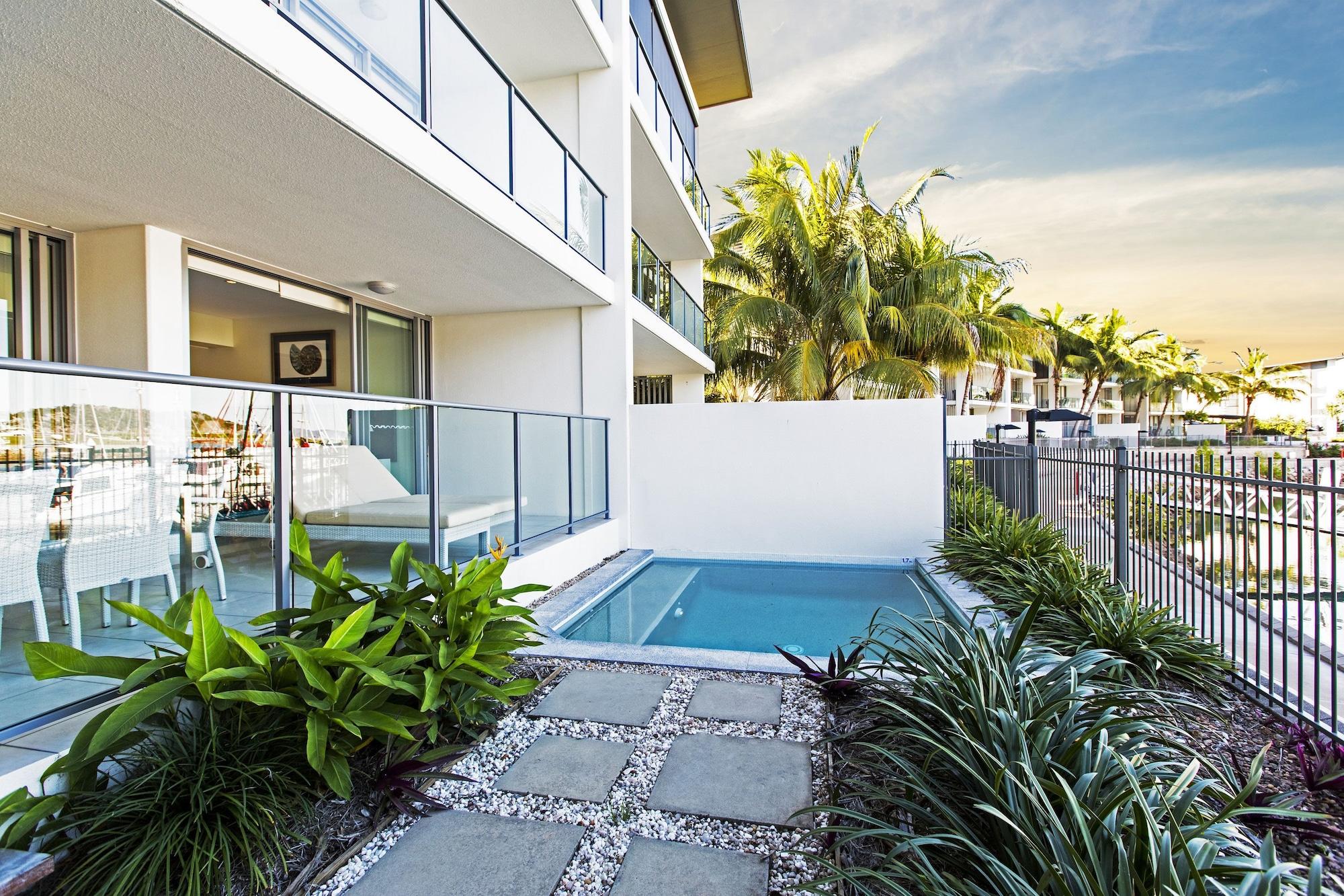 Hotel Peppers Blue On Blue Nelly Bay Exterior foto A pool at a private residence