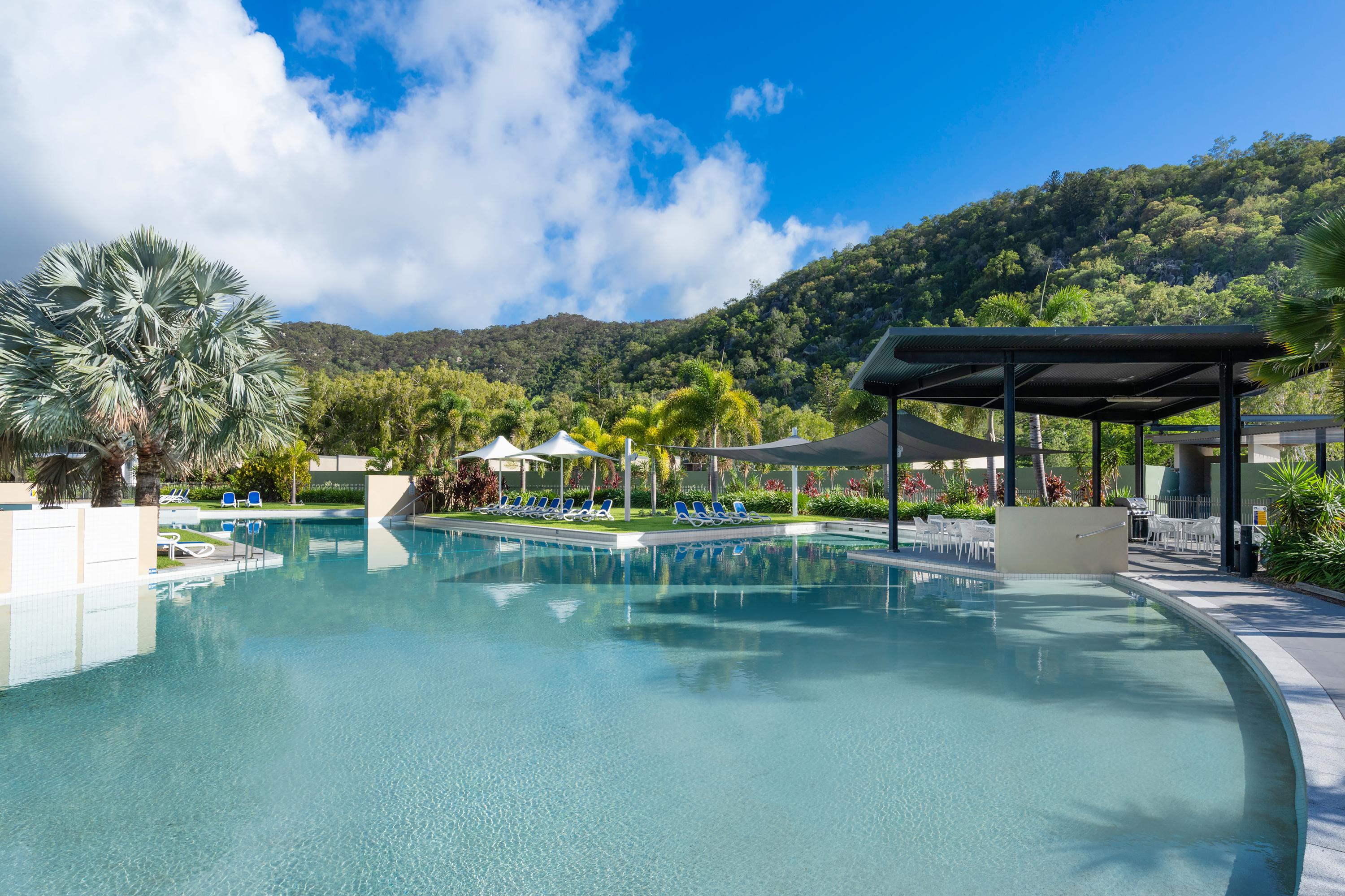 Hotel Peppers Blue On Blue Nelly Bay Exterior foto Pool at Peppers Spa