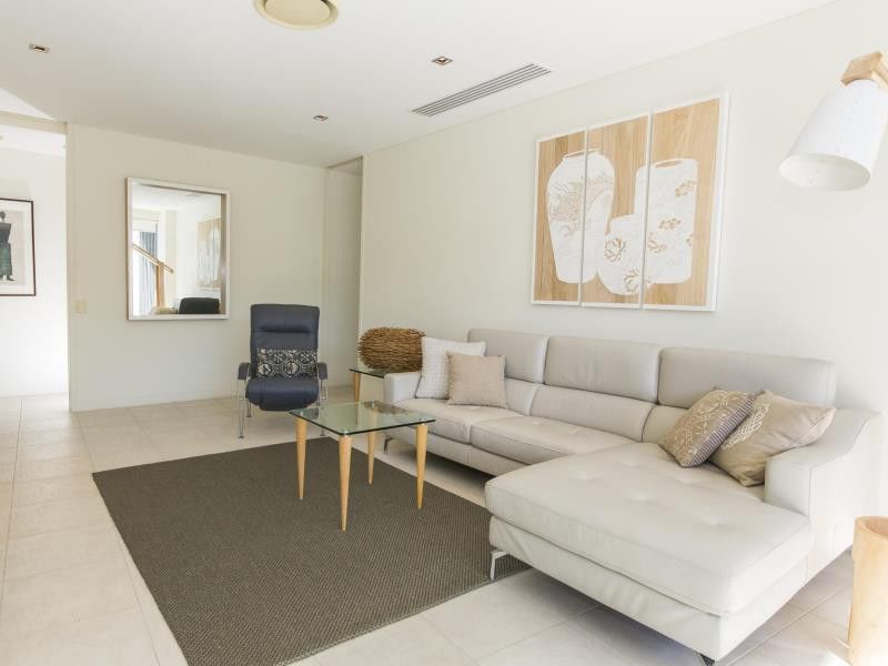 Hotel Peppers Blue On Blue Nelly Bay Exterior foto A living room