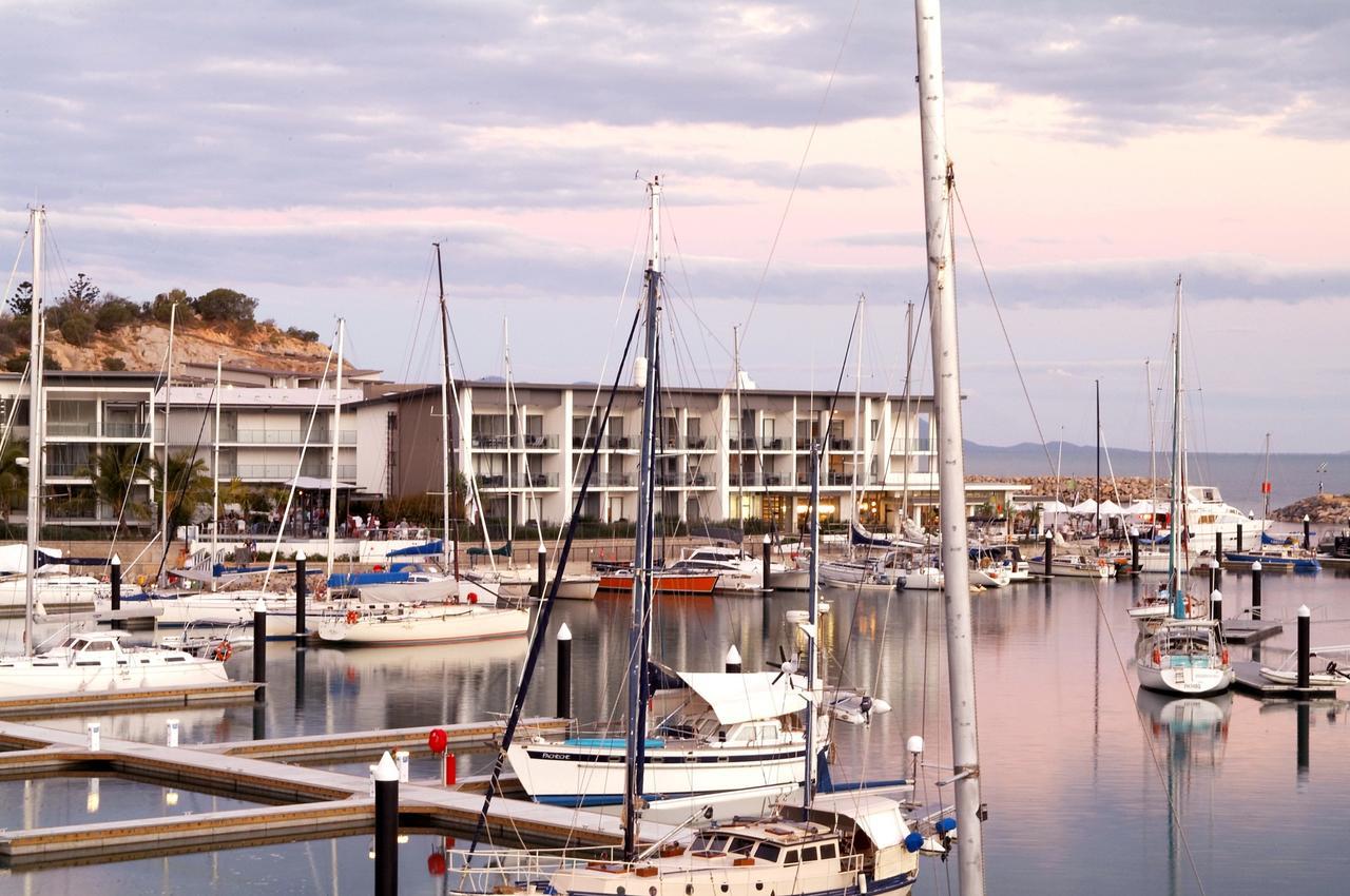 Hotel Peppers Blue On Blue Nelly Bay Exterior foto The Marina at sunset