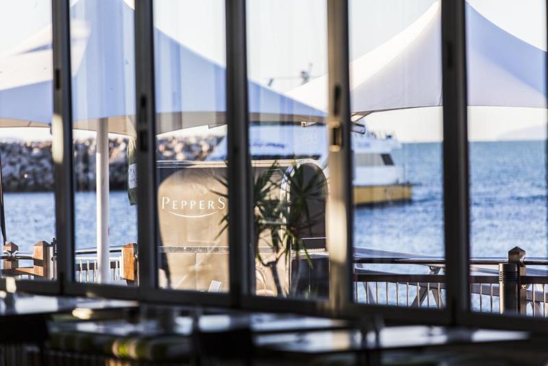 Hotel Peppers Blue On Blue Nelly Bay Exterior foto The interior of the restaurant