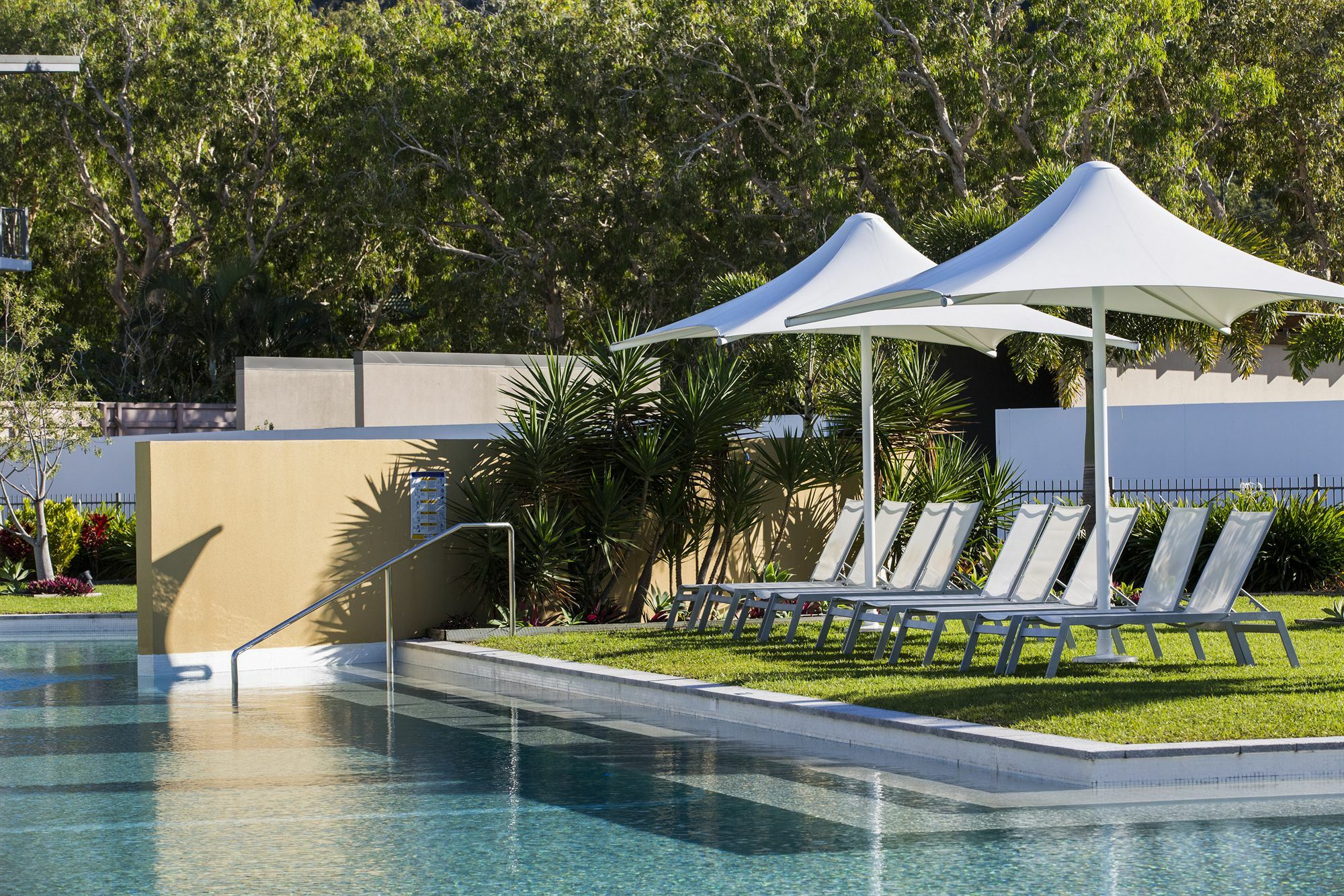 Hotel Peppers Blue On Blue Nelly Bay Exterior foto The pool at the 2018 Commonwealth Games Athletes' Village